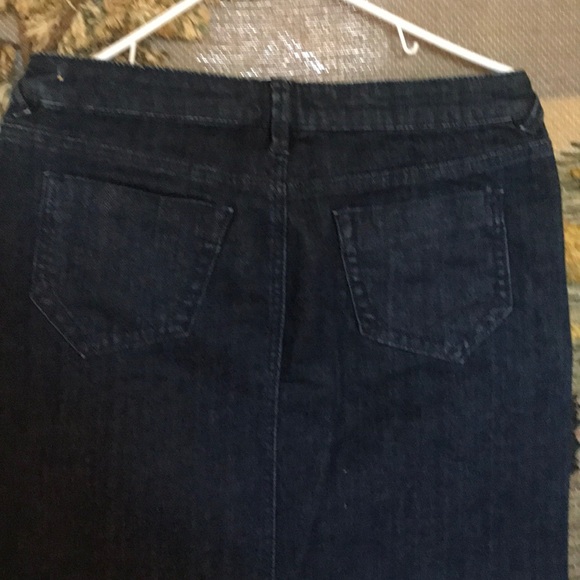 Maurice’s 19” w/ 7” split in front w/pockets skirt - Picture 2 of 5